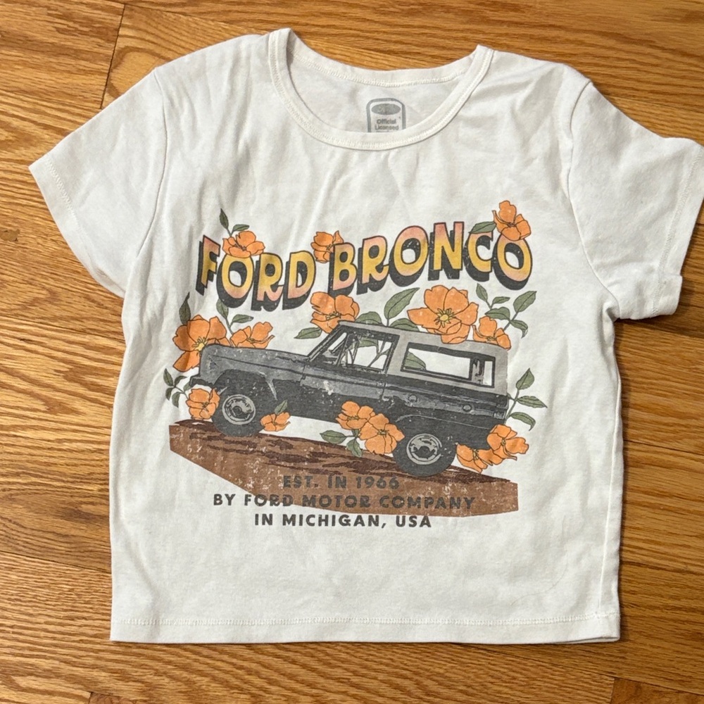 Hybrid & Company White Tee with Floral Graphic